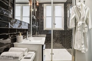 Douche, sèche-cheveux, serviettes fournies, savon