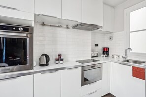 Een koelkast, een magnetron, een oven, een kookplaat