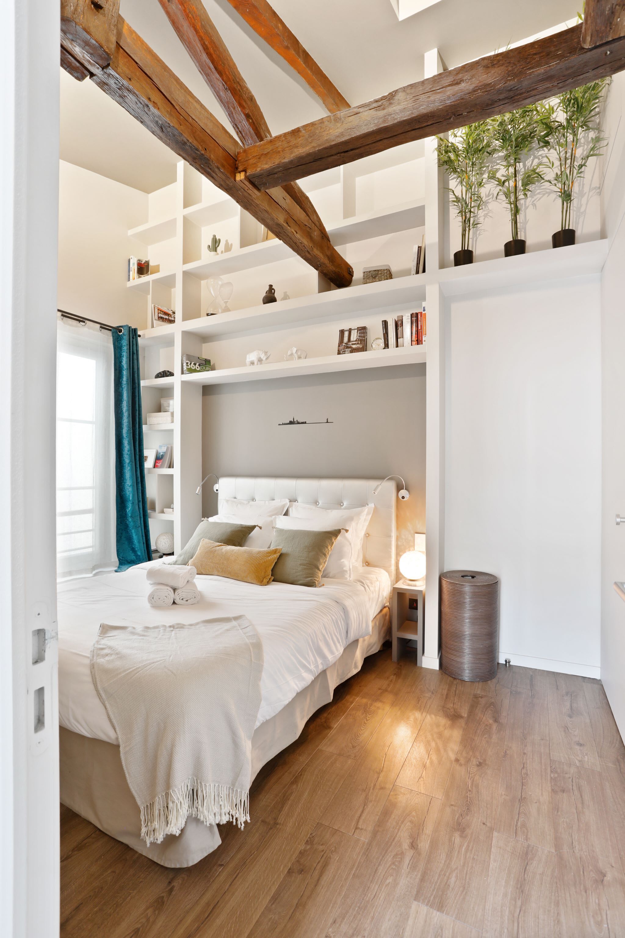 1 chambre, bureau, fer et planche à repasser, lit parapluie