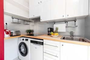 Fridge, microwave, oven, stovetop - La Sorbonne-Pantheon-Latin Quarter 1BR (Paris)