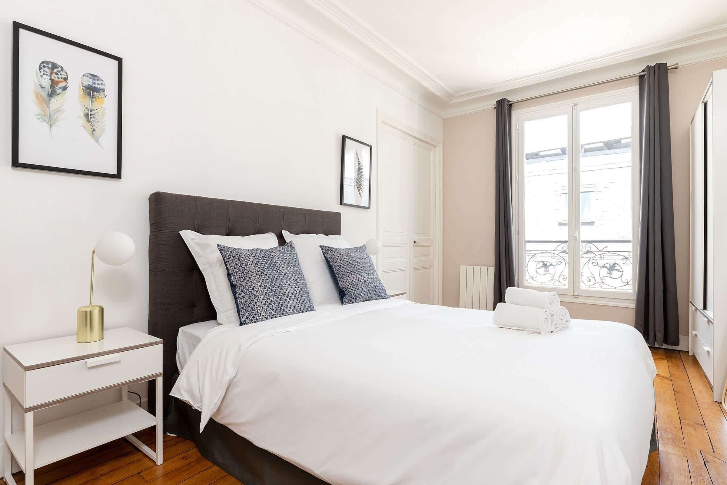 1 chambre, bureau, fer et planche à repasser, lit parapluie