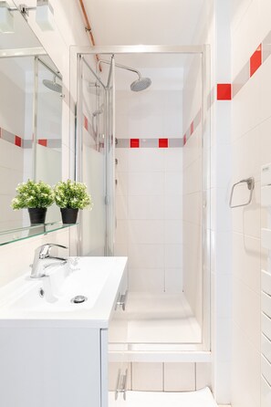 Dusj, hårføner og håndklær