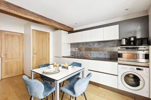 Fridge, oven, stovetop, dishwasher