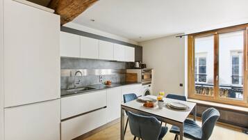 Een koelkast, een oven, een kookplaat, een vaatwasser