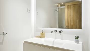 Douche, sĂšche-cheveux, serviettes fournies, savon