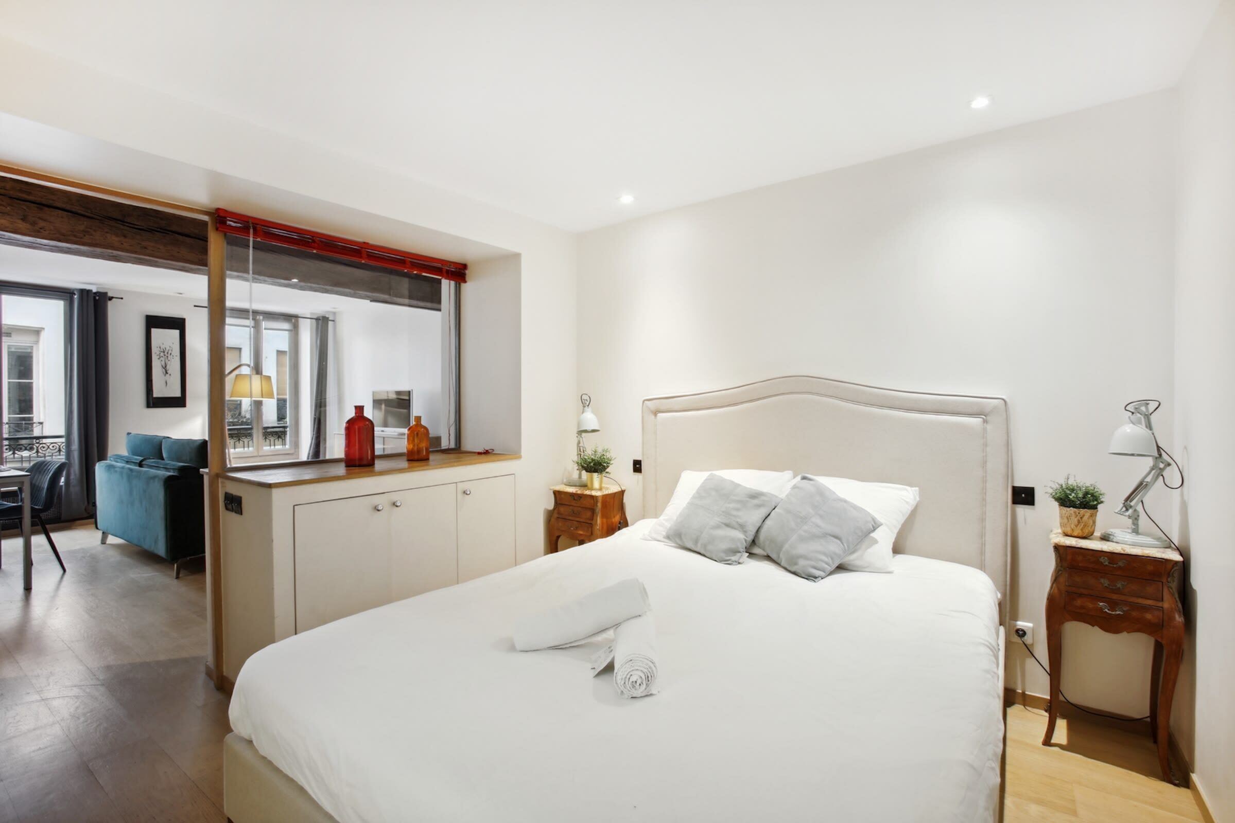 Una habitación de hotel ordenada con una cama grande, un escritorio y una silla.