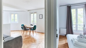 1 soverom, skrivebord, strykejern/-brett og reiseseng for barn