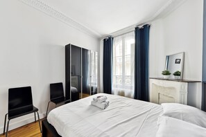 2 slaapkamers, een bureau, een strijkplank/strijkijzer, reisbedje