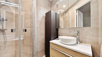 Dusche, Haartrockner, Handtücher