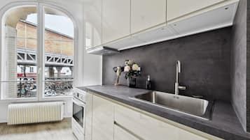 Kühlschrank, Mikrowelle, Ofen, Herdplatte