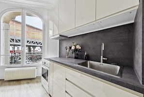 Refrigerador, microondas, horno, placa de cocina