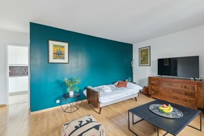 1 chambre, bureau, fer et planche à repasser, lit de bébé portatif