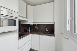 Fridge, microwave, oven, stovetop - Spacious 1BR In the Latin Quarter - Mouffetard (Paris)