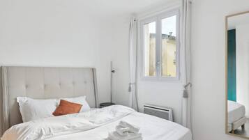 1 Schlafzimmer, Schreibtisch, Bügeleisen/Bügelbrett, Reisekinderbett