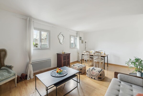TV, offices - Spacious 1BR In the Latin Quarter - Mouffetard (Paris)