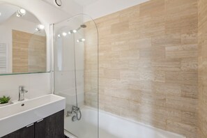Douche, sèche-cheveux, serviettes fournies, shampoing