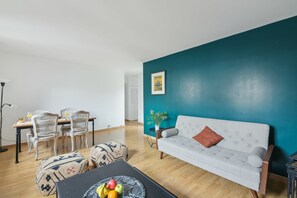 TV, offices - Spacious 1BR In the Latin Quarter - Mouffetard (Paris)