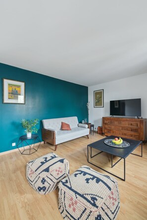 TV, offices - Spacious 1BR In the Latin Quarter - Mouffetard (Paris)