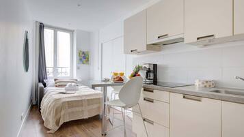 Réfrigérateur, micro-ondes, four, plaque de cuisson