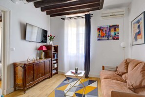 TV, offices - Le Marais - Temple Area Lovely 1-Bedroom (Paris)