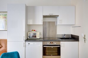 Fridge, oven, stovetop, dishwasher - Le Marais - Temple Area Lovely 1-Bedroom (Paris)