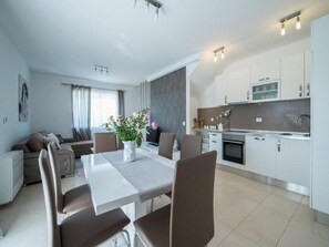 Villa (Five Bedroom Villa with Swimming pool) | Dining room