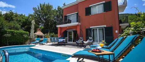 Villa (Five Bedroom Villa with Swimming pool) | Utendørsbasseng | Sesongbasert utendørsbasseng, bassengparasoller og solsenger