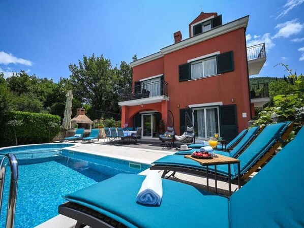 Villa (Five Bedroom Villa with Swimming pool) | Piscine | Piscine extérieure en saison, parasols, chaises longues