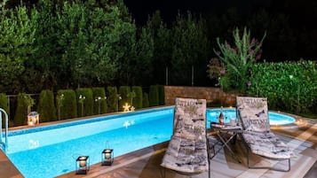 Villa (Five Bedroom Villa with Swimming pool) | Alberca al aire libre | Alberca al aire libre por temporada y sombrillas en la alberca