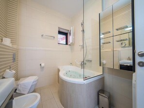 Villa (Five Bedroom Villa with Swimming pool) | Salle de bain | Serviettes fournies