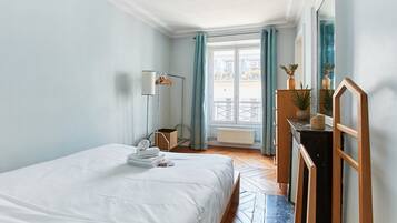 2 chambres, bureau, fer et planche Ă repasser, lit parapluie