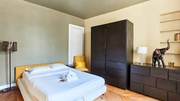 2 slaapkamers, een bureau, een strijkplank/strijkijzer, reisbedje