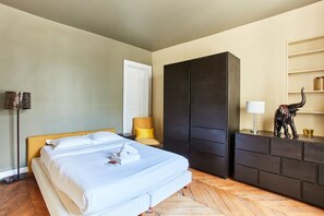 2 Schlafzimmer, Schreibtisch, Bügeleisen/Bügelbrett, Reisekinderbett