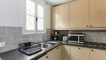 Frigorifero, microonde, piano cottura, lavastoviglie