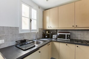 Kühlschrank, Mikrowelle, Herdplatte, Geschirrspüler