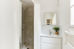 Douche, sèche-cheveux, serviettes fournies