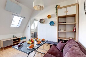 TV, offices - Modern 1BR by Champs-Elysees - Arc de Triomphe (Paris)