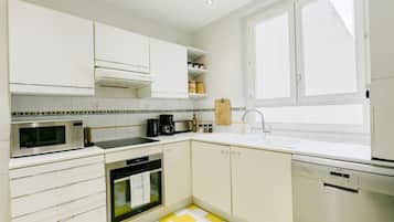 Geladeira, micro-ondas, fogão, cooktop