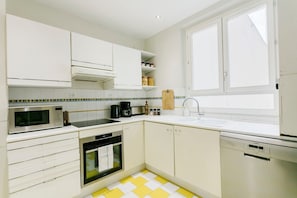 Réfrigérateur, micro-ondes, four, plaque de cuisson