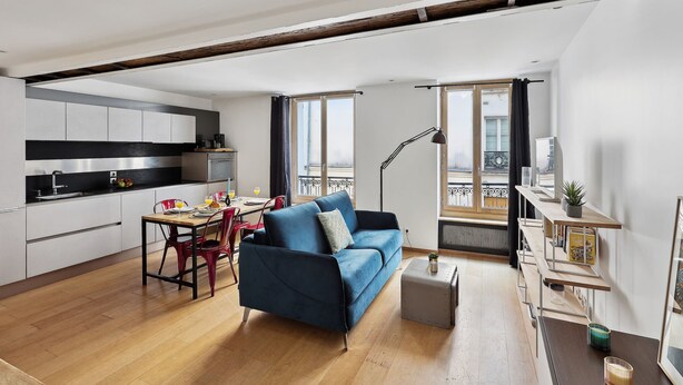 A modern apartment with a kitchen, dining area, and living room. - St Germain des Pres - Mabillon 1BR Flat (Paris)