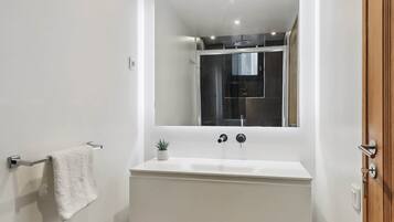 Douche, sĂšche-cheveux, serviettes fournies