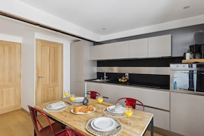 Fridge, oven, stovetop, dishwasher