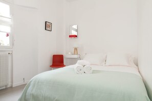 2 Schlafzimmer, Schreibtisch, Bügeleisen/Bügelbrett, Reisekinderbett