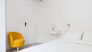 2 chambres, bureau, fer et planche à repasser, lit parapluie