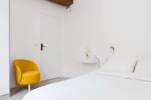 2 Schlafzimmer, Schreibtisch, Bügeleisen/Bügelbrett, Reisekinderbett