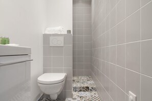 Dusche, Haartrockner, Handtücher, Seife