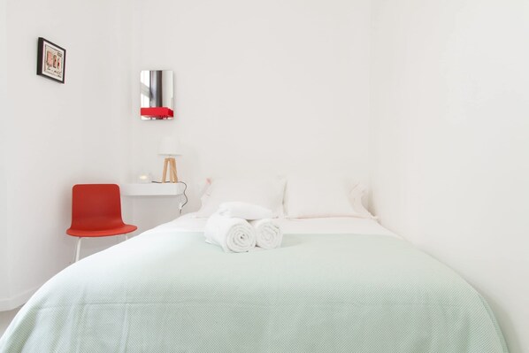 2 bedrooms, desk, iron/ironing board, travel crib