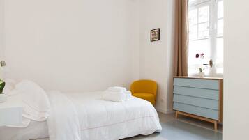 2 chambres, bureau, fer et planche à repasser, lit parapluie