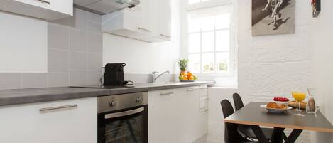 冷蔵庫、電子レンジ、オーブン、コンロ