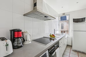 Réfrigérateur, micro-ondes, four, plaque de cuisson